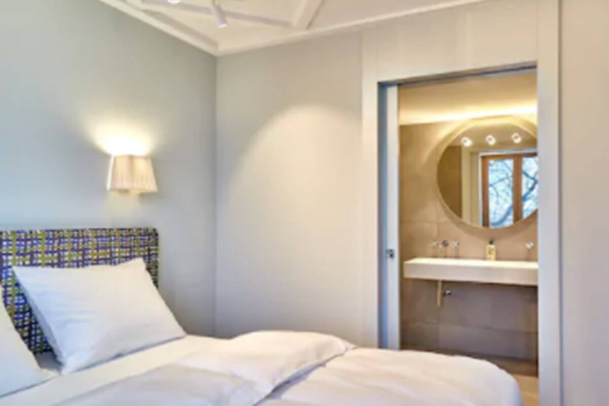Family Room (31 qm) | Premium bedding, blackout drapes, soundproofing, WiFi (free)