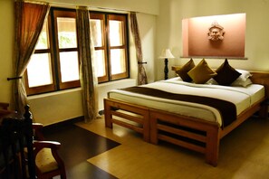 Deluxe Room, Non Smoking, River View | Desk, rollaway beds, bed sheets