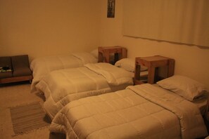 Dormitorio condiviso, per soli uomini | Una cassaforte in camera, tende oscuranti, insonorizzazione
