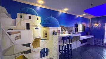 Decoración individual, escritorio, cortinas opacas y wifi gratis