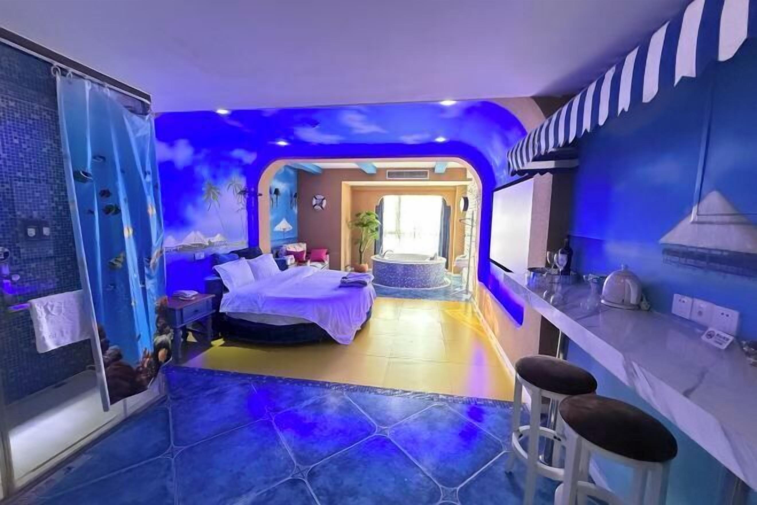 Individually decorated, desk, blackout drapes, free WiFi