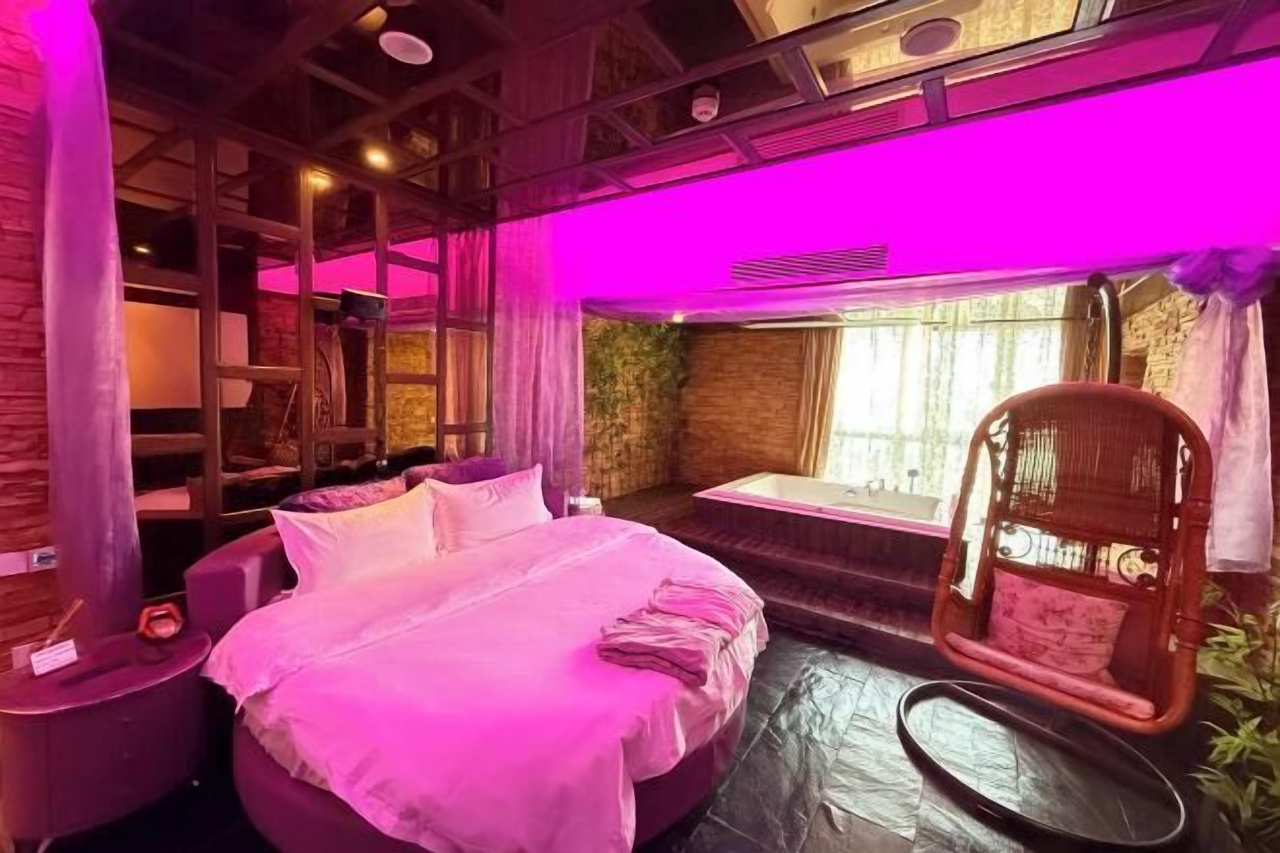 Trang trí khác biệt, bàn, màn/rèm cản sáng 