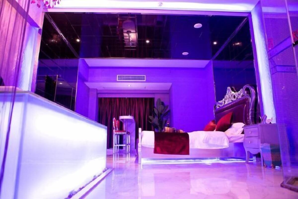 Decoración individual, escritorio, cortinas opacas y wifi gratis