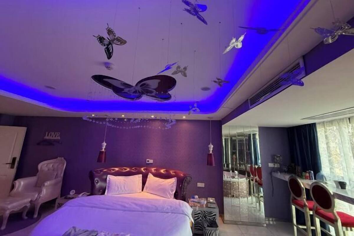 Decoración individual, escritorio, cortinas opacas y wifi gratis