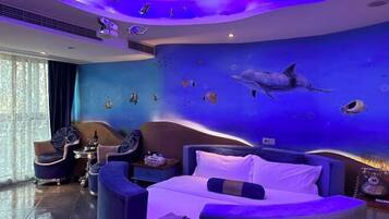 Individueel gedecoreerd, een bureau, verduisterende gordijnen