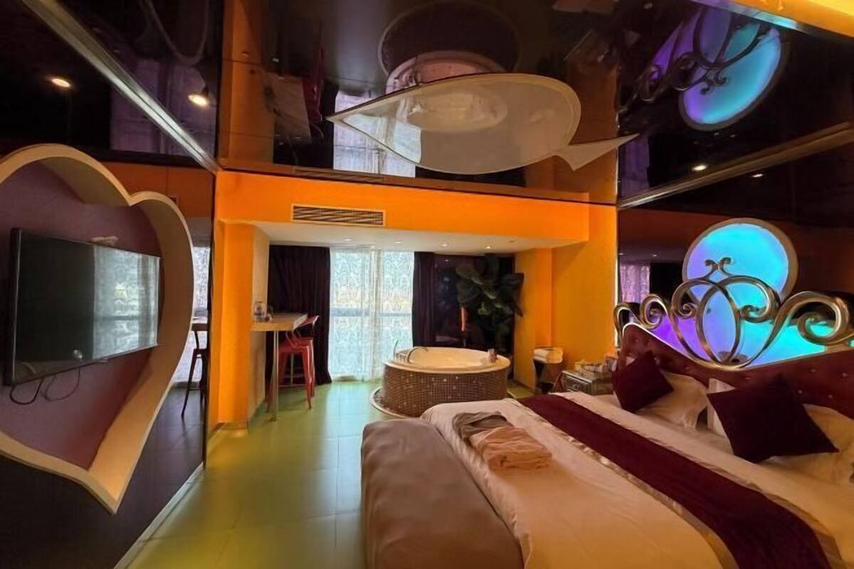 Individually decorated, desk, blackout curtains, free WiFi