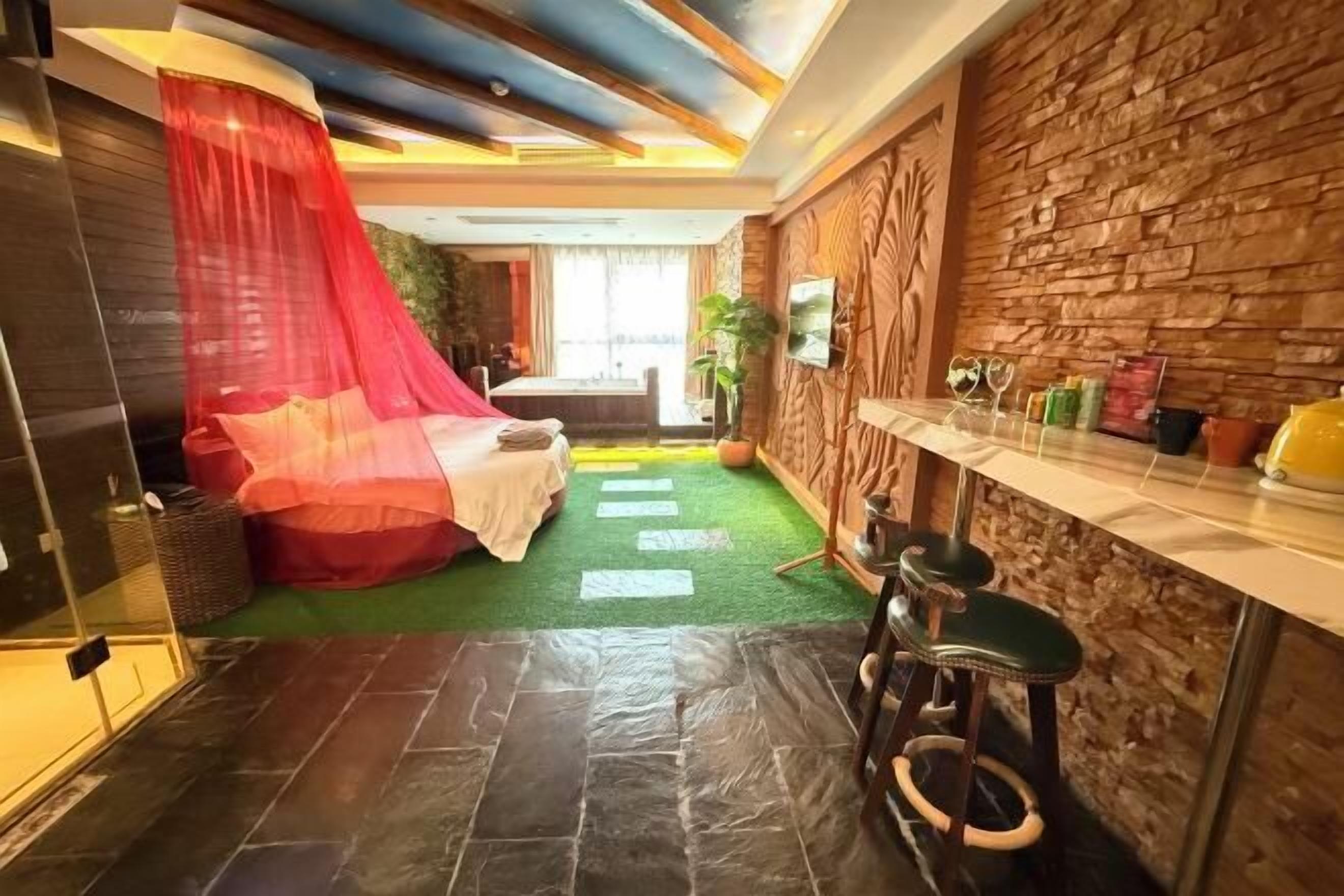 Individually decorated, desk, blackout curtains, free WiFi