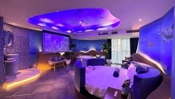 Decoración individual, escritorio, cortinas opacas y wifi gratis