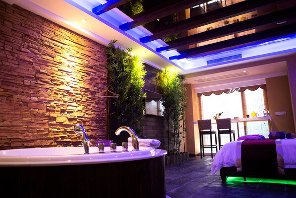 Habitació amb dos llits individuals de luxe, 1 dormitori | Decoració individual, escriptori, cortines opaques i wifi gratuïta