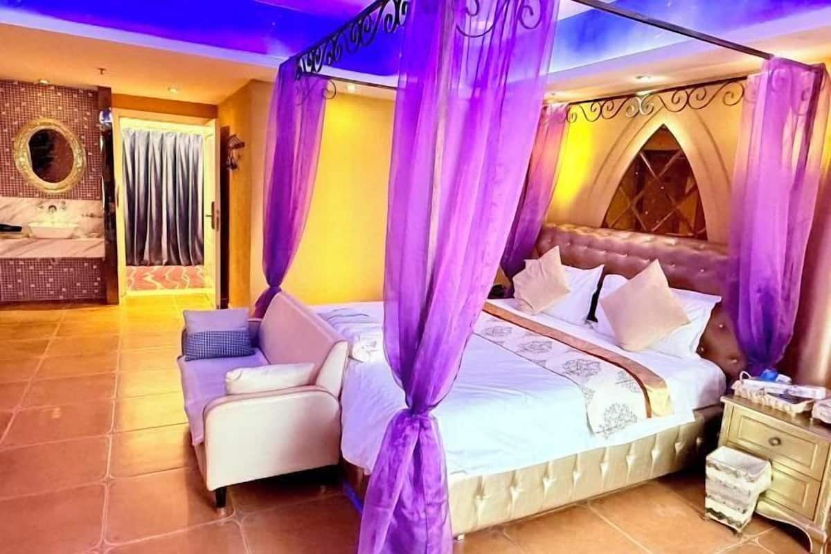 Individually decorated, desk, blackout curtains, free WiFi