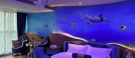 بديكورات فريدة لكل غرفة ومكتب وستائر تعتيم وواي فاي مجانًا