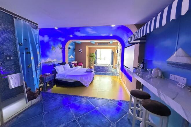 Individueel gedecoreerd, een bureau, verduisterende gordijnen