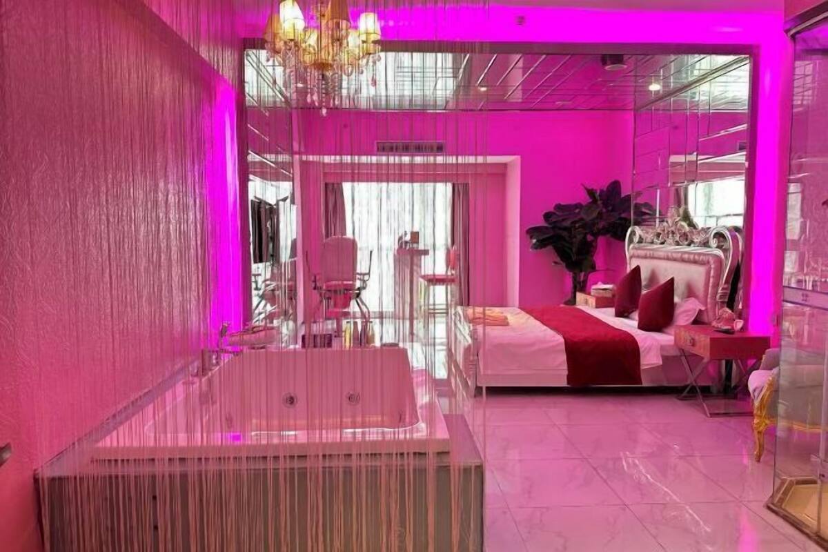 Decoración individual, escritorio, cortinas opacas y wifi gratis