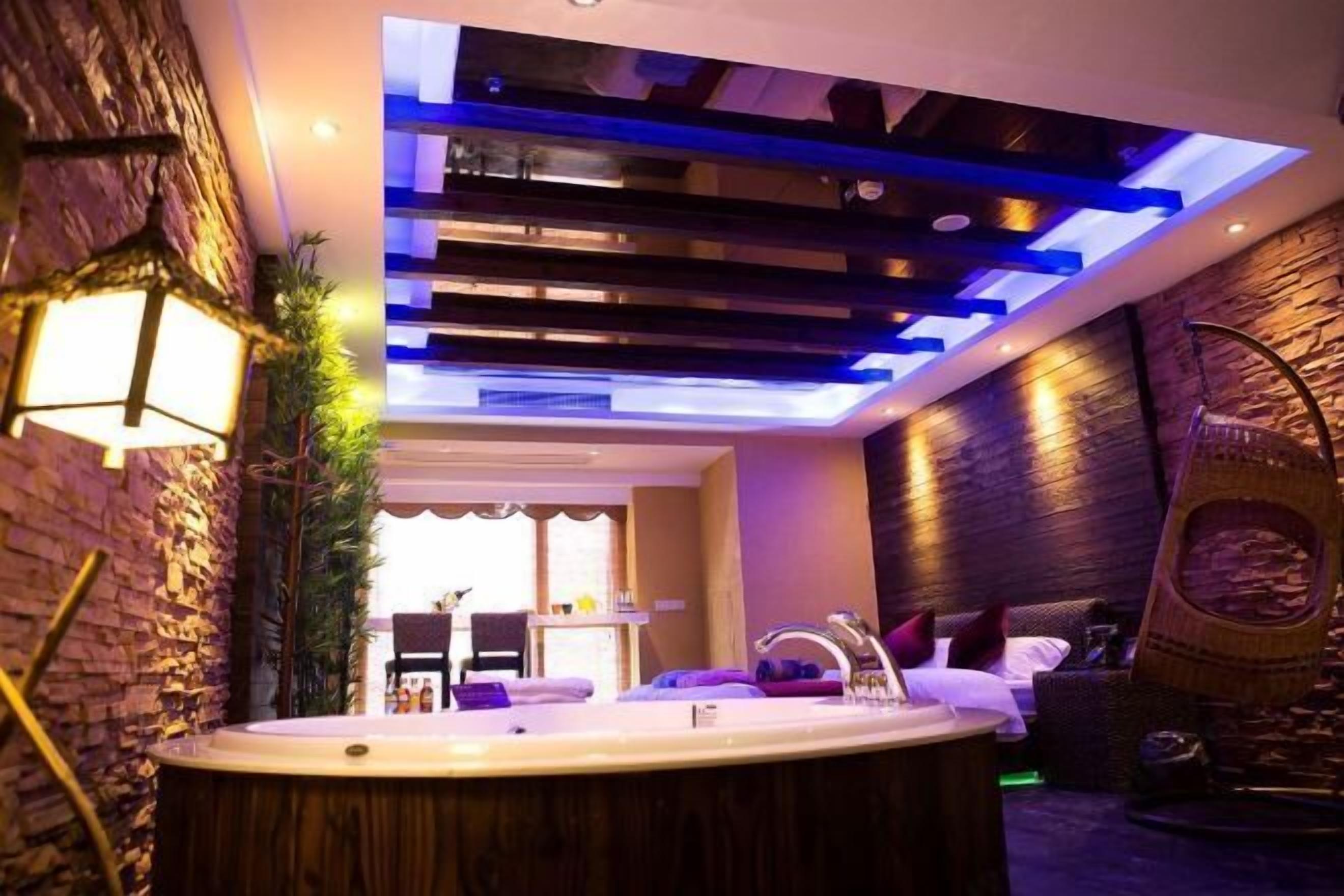 Trang trí khác biệt, bàn, màn/rèm cản sáng 