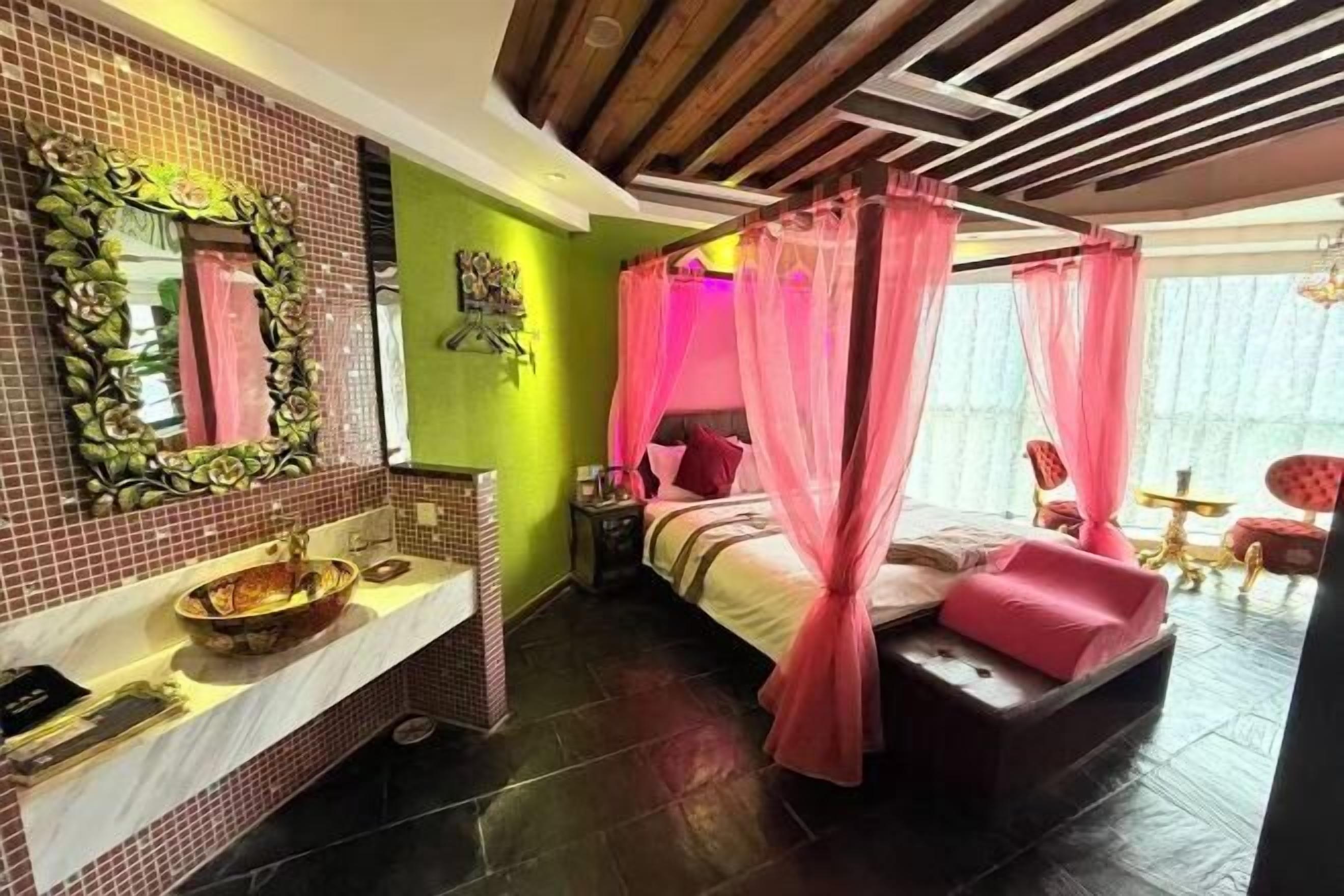 Individually decorated, desk, blackout drapes, free WiFi