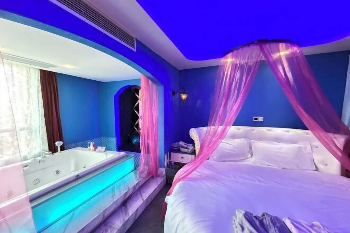 Decoración individual, escritorio, cortinas opacas y wifi gratis