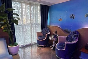 Individuell dekoriert, Schreibtisch, Verdunkelungsvorhänge