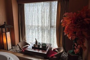 Décoration personnalisée, bureau, rideaux occultants, Wi-Fi gratuit