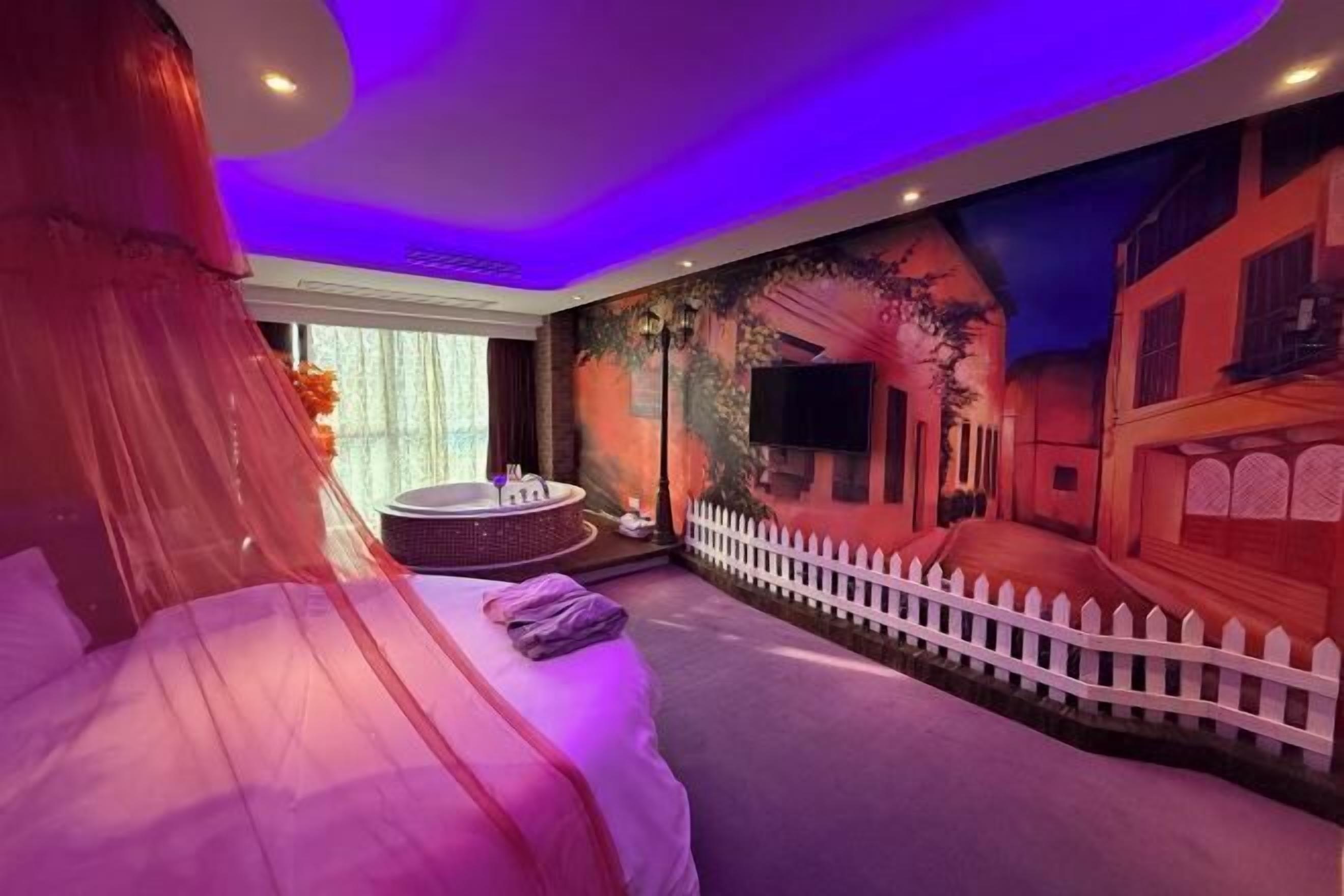 Trang trí khác biệt, bàn, màn/rèm cản sáng 