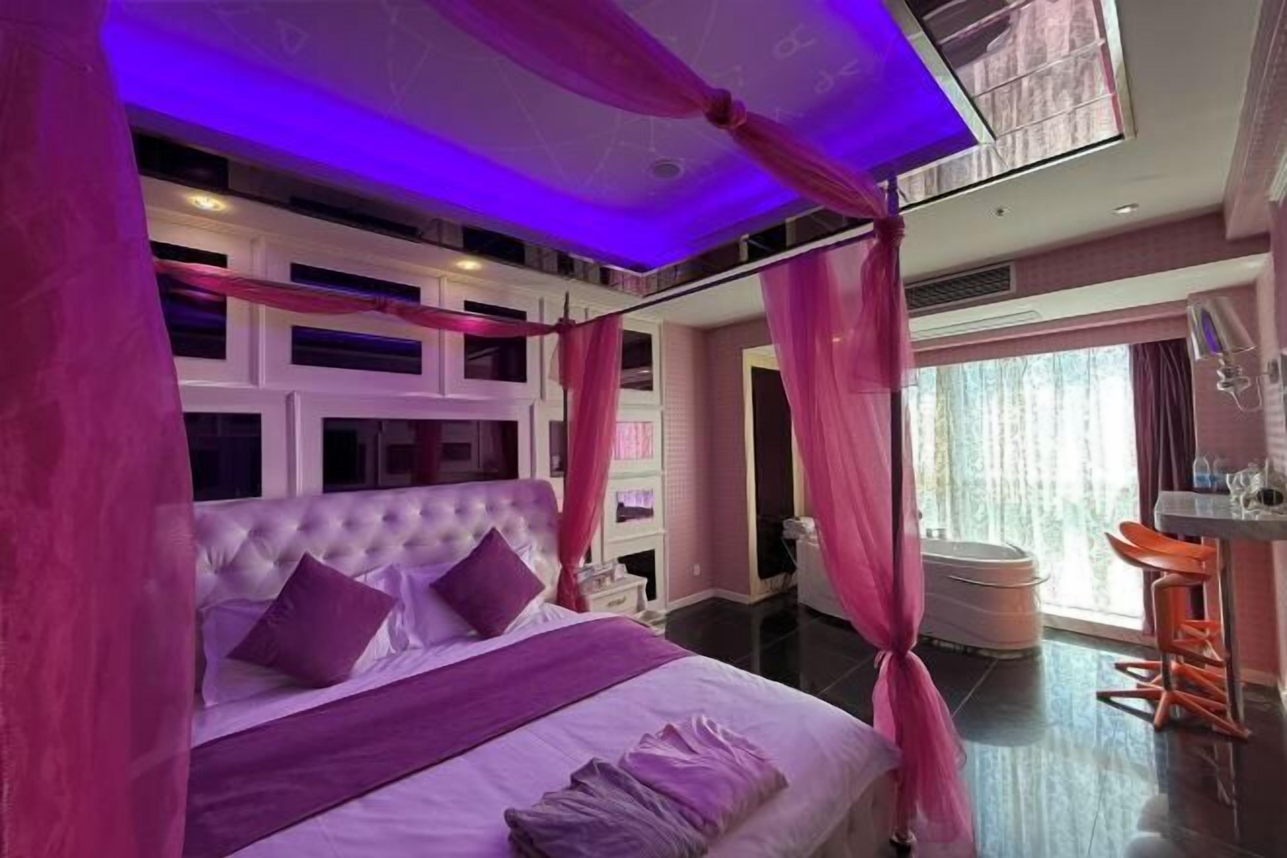 Individually decorated, desk, blackout drapes, free WiFi