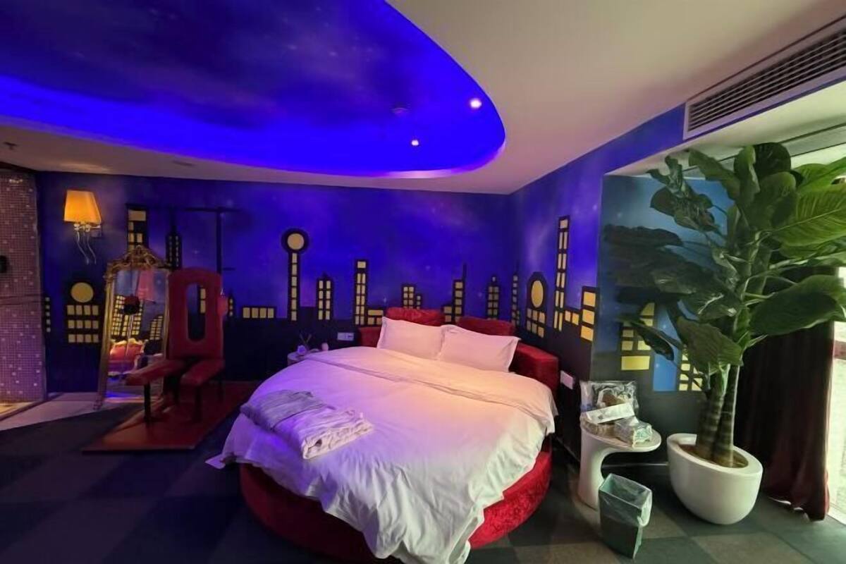 Decoración individual, escritorio, cortinas opacas y wifi gratis