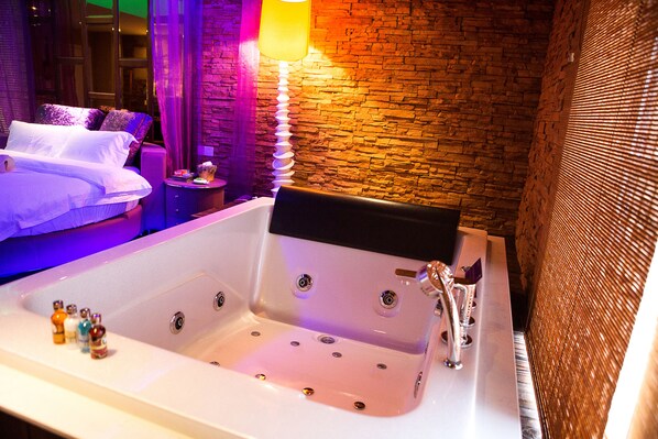 Romantic Double Room, 1 Bedroom | Jetted bathtub