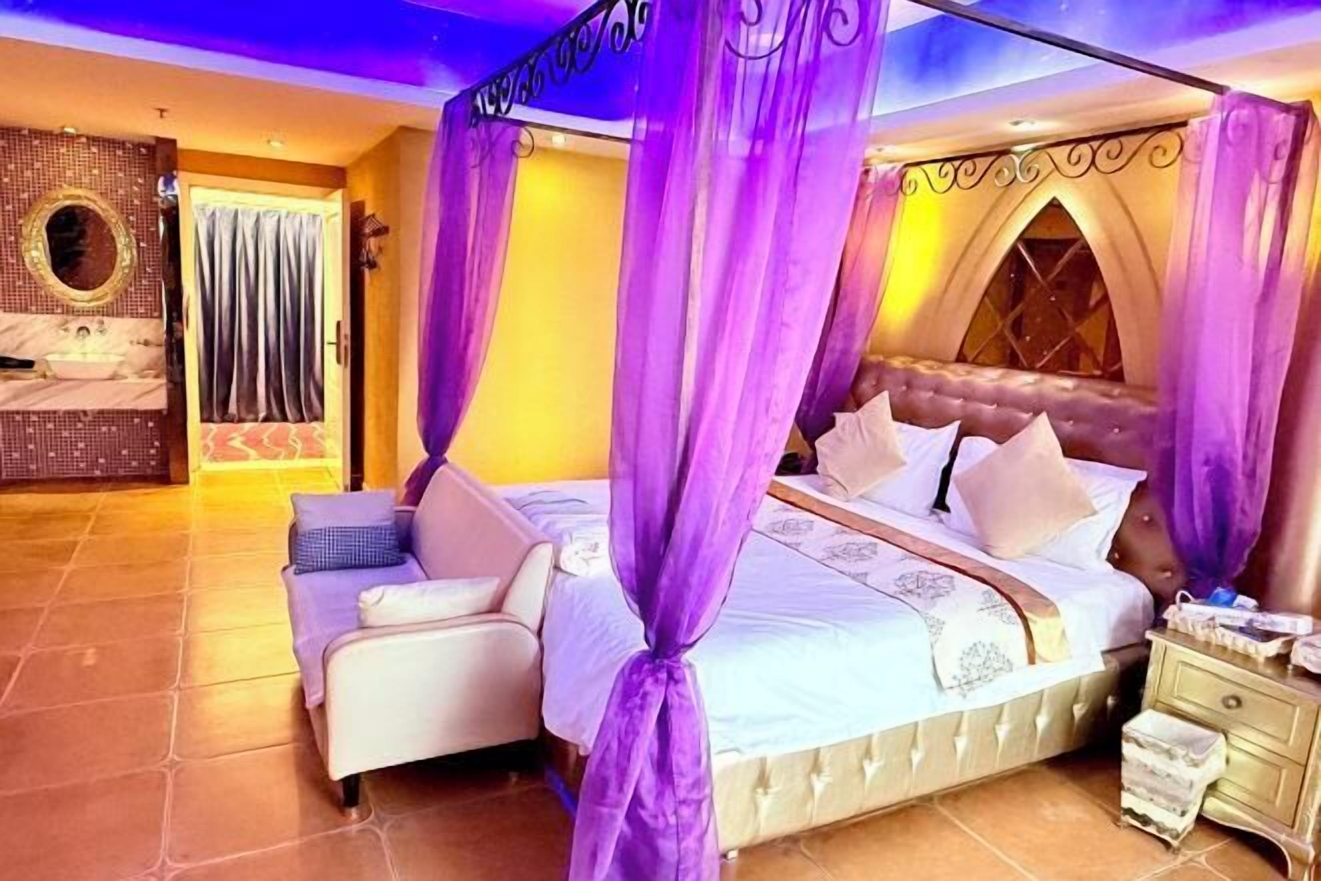 Trang trí khác biệt, bàn, màn/rèm cản sáng 