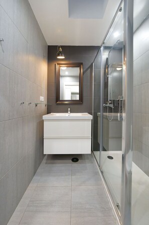 Deluxe-Bungalow | Badezimmer | Dusche, Komfortbadewanne, Handtücher