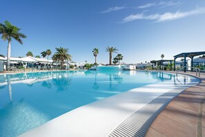 3 Außenpools, geöffnet von 10:00 Uhr bis 21:00 Uhr, Sonnenschirme