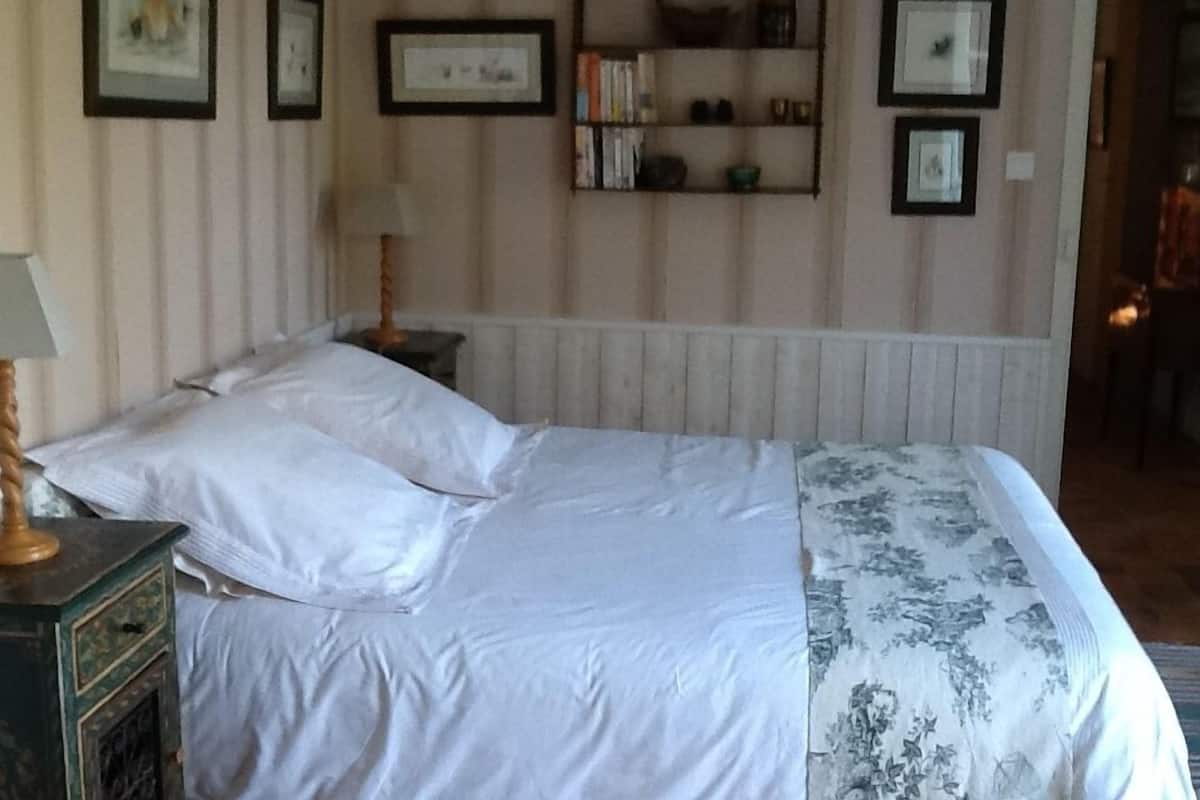 Triple Room (Verte) | Individually decorated, individually furnished, desk, blackout drapes