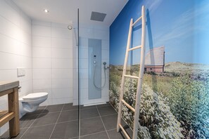 Quarto casal luxo | Banheiro | Chuveiro, produtos de toalete grátis, secador de cabelo, piso aquecido