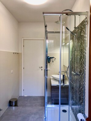 Traditional House, 2 Bedrooms, Lake View | Bathroom