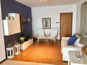 公寓, 1 間臥室, 湖景 | 客廳 | LED 電視、Netflix