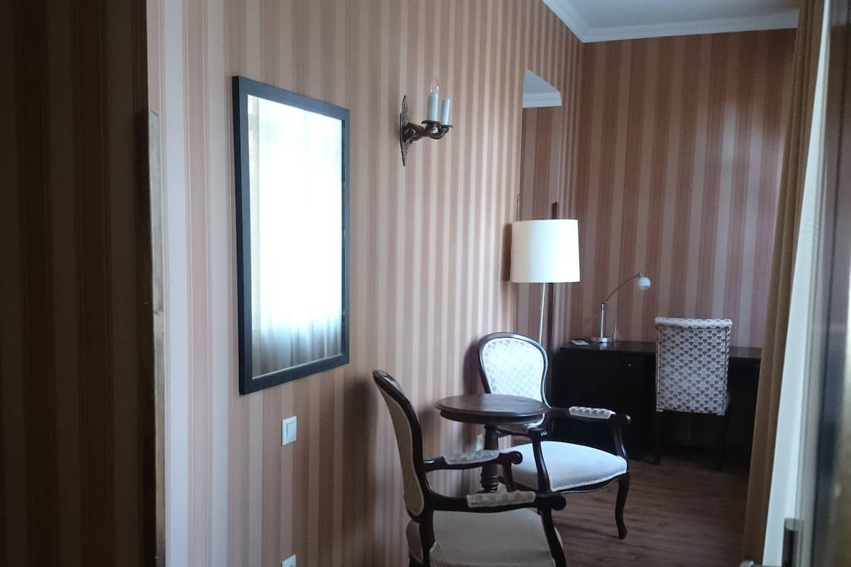 Standard Single Room, 1 King Bed, Non Smoking | Premium bedding, desk, blackout drapes, iron/ironing board