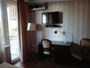 标准双人房, 1 张特大床, 无烟房, 花园景观 | 高档床上用品、办公桌、遮光窗帘、熨斗/熨衣板