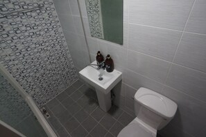 Deluxe Double Room | Bilik Mandi | Pancuran mandi, kelengkapan dandanan diri percuma, pengering rambut 