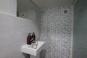 Standard Double Room | Bathroom | Shower, free toiletries, hair dryer, slippers - Blue Mansion Guesthouse (Seoul)