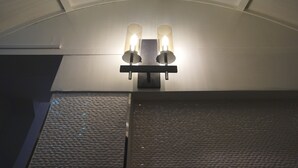 A ceiling with two wall-mounted light fixtures. - Blue Mansion Guesthouse (Seoul)