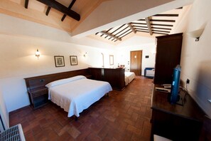 Quadruple Room | In-room safe, desk, laptop workspace, free cribs/infant beds - Valle Rosa (Spoleto)
