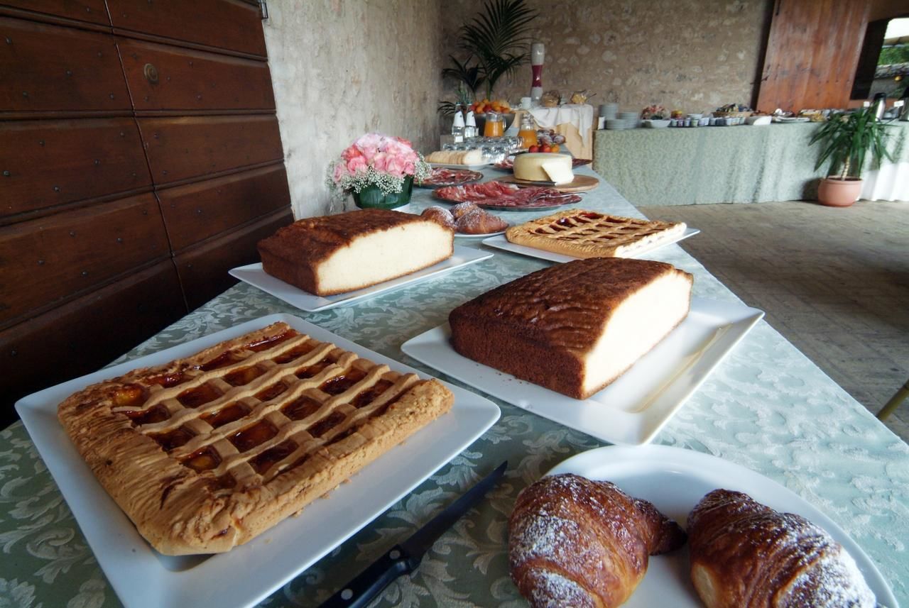 Ein reichhaltiges Frühstücksbuffet mit verschiedenen Backwaren und Käsesorten auf einem Tisch.