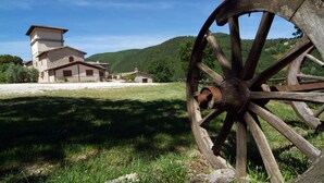 Edifici rústic amb una imponent estructura de fusta en primer pla.