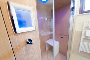 Junior Suite | Bathroom shower