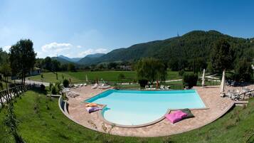 Piscina stagionale all'aperto, ombrelloni da piscina, lettini