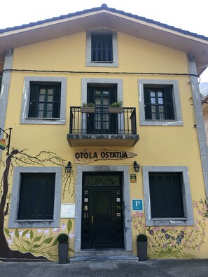 Front of property - Pensión Otola (Azpeitia)
