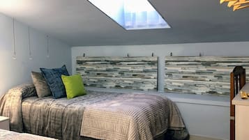 Twin Room, Shared Bathroom (Buhardilla) | Individually decorated, laptop workspace, bed sheets