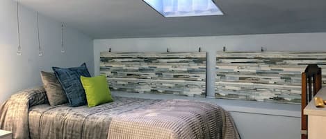 Chambre avec lits jumeaux, salle de bains commune (Buhardilla) | Décor unique, espace de travail pour ordinateurs portables