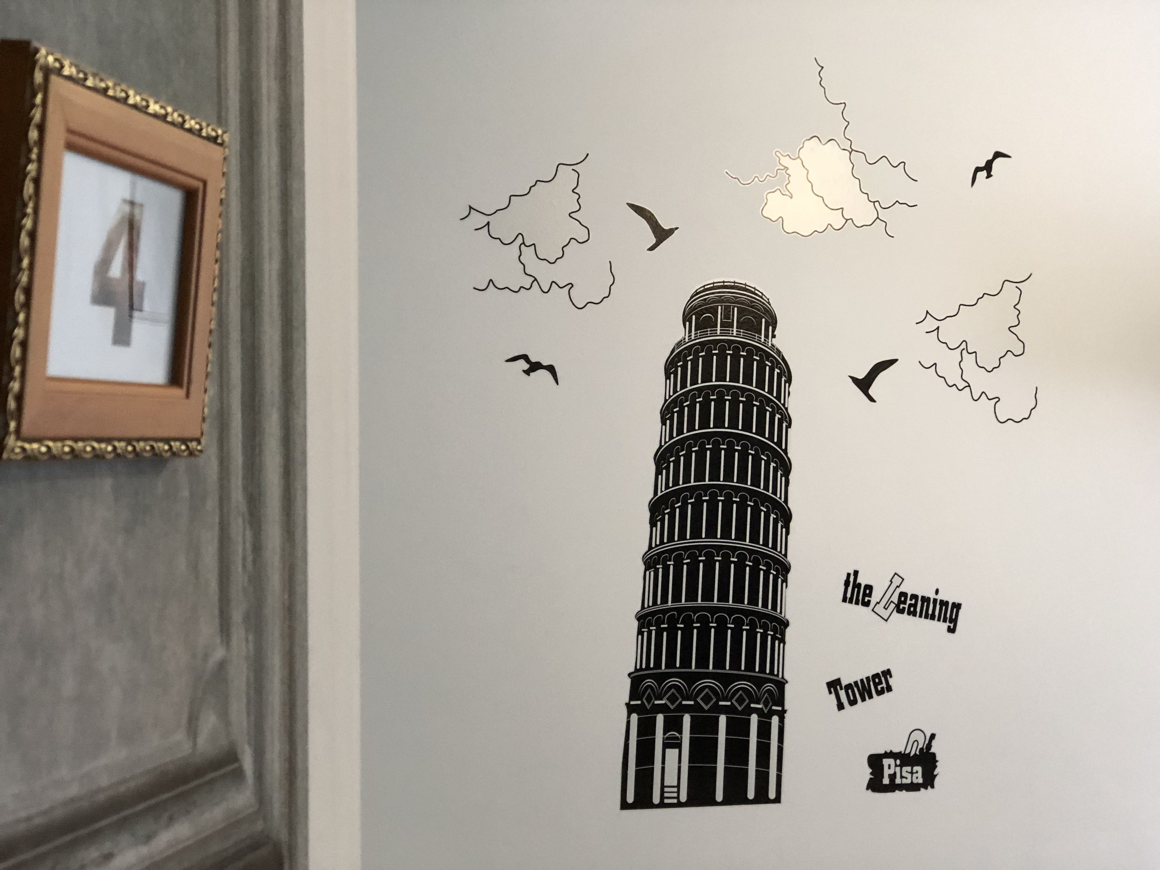 Phòng, phòng tắm dùng chung | Trang trí khác biệt, khu vực làm việc phù hợp cho laptop 