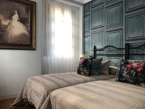 Twin Room, Shared Bathroom | Individually decorated, laptop workspace, bed sheets - Pensión Otola (Azpeitia)
