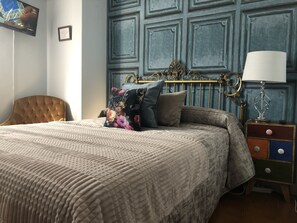 Enkeltrom, delt bad | Individuelt dekorert, skrivebord for bærbar PC og sengetøy