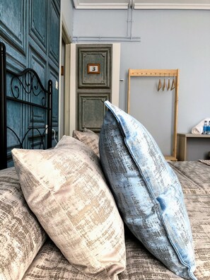 Twin Room, Shared Bathroom | Individually decorated, laptop workspace, bed sheets